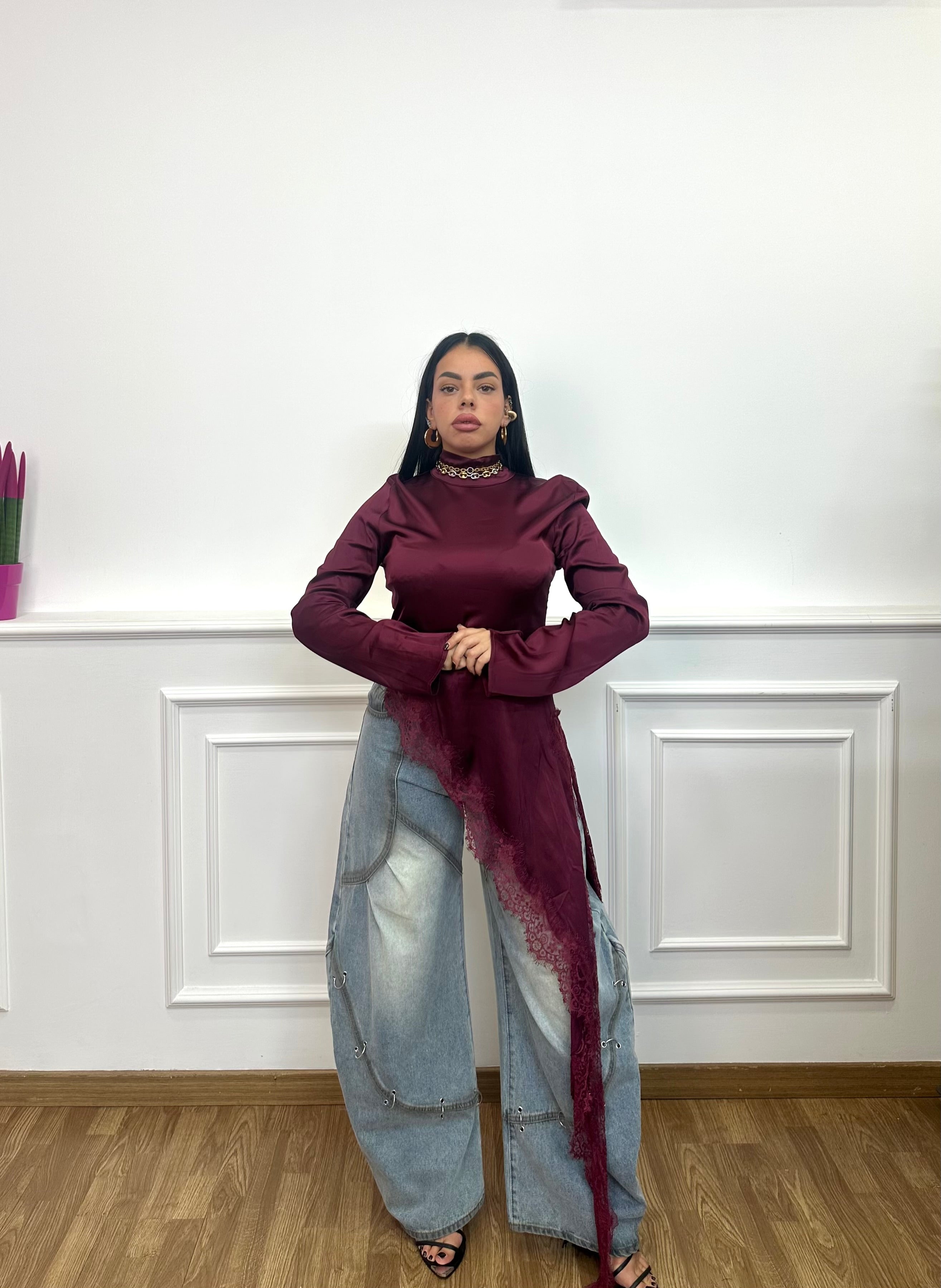 Blusa con pizzo laterale lungo