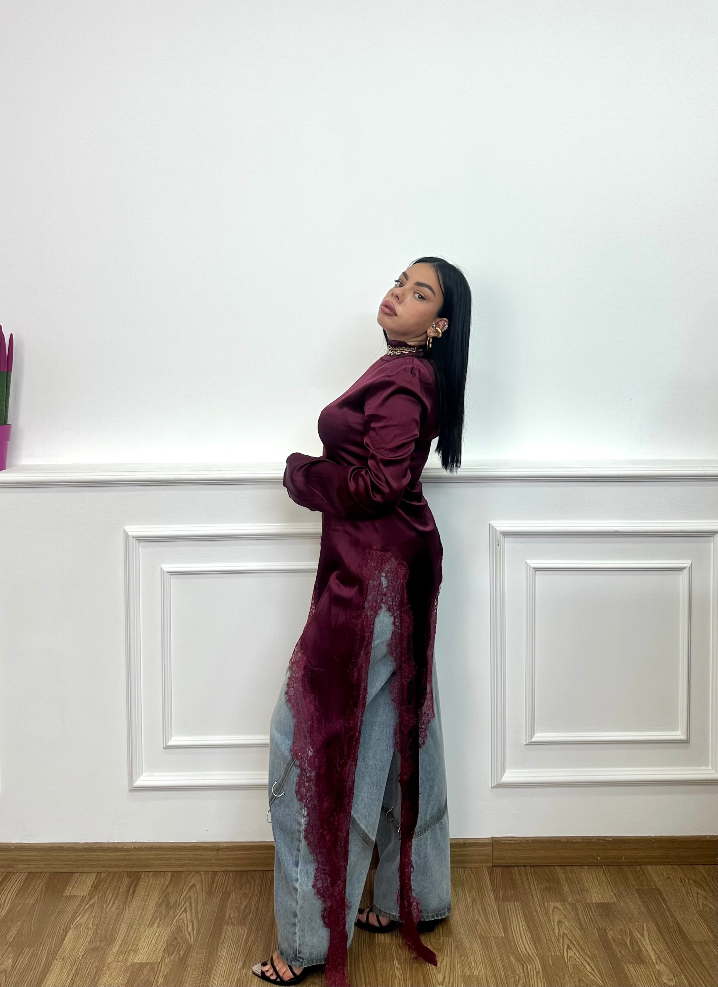 Blusa con pizzo laterale lungo