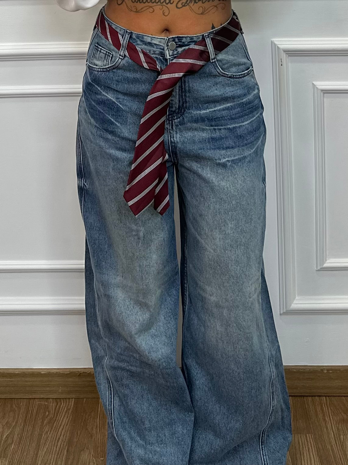 Jeans gamba larga cravatta